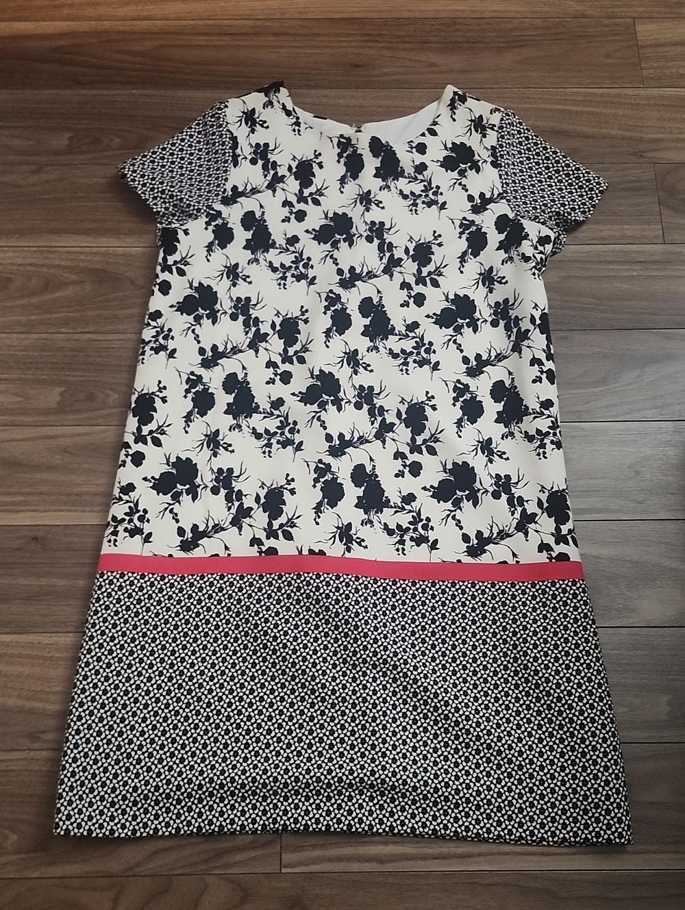 🔥 3/$18 Cute Black Floral Shift Dress with Pink Trim Mixed Prints